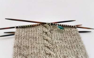 Socken stricken mit Zopf ohne zusätzliche Zopfnadel